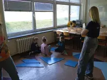 dzieci z klockami na podłodze