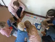 dzieci i studenci przy zadaniu