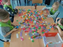 dzieci przy klockach