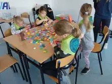dzieci przy klockach