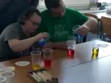 uczestnicy mieszają barwniki