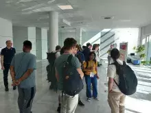 uczestnicy w holu głównym
