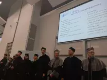 doktorzy z promotorami zgromadzeni do promocji doktorskiej