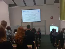 ślubowanie studentów z widoczną treścią