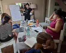 dr inż. Magda Dettlaff prezentuje przed grupą