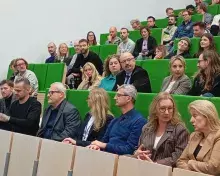 goście spotkania na auli, po lewej prof. Dragan