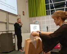 prof. Andrzej Dragan podczas wykładu na auli