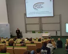 prof. Andrzej Dragan podczas wykładu na auli, widok z góry