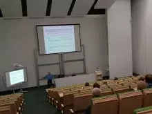 prof. Iserles prezentuje na auli, widok z góry