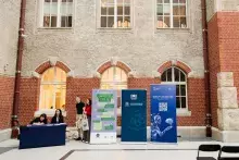 rollupy organizatorów w miejscu wydarzenia