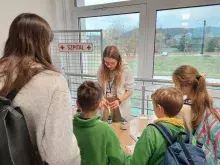 dzieci i studentka przy stoisku szpitalnym