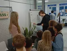 dzieci i studenci przy stoisku bankowym