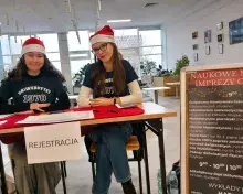 studentki przy stoisku rejestracyjnym