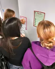 uczennice przy stacji podczas gry terenowej