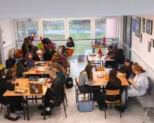 uczniowie w Salonie Gier, widok z góry