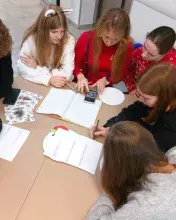 uczniowie w Świątecznej Kawiarence Szkockiej