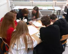 uczniowie w Świątecznej Kawiarence Szkockiej