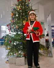 Mikołaj pod choinką w holu