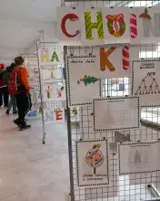 wystawa "matematycznych choinek" w holu