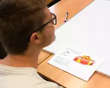 uczeń z matematycznym zadaniem maturalnym