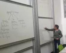 dr Tyszkowska przy tablicy