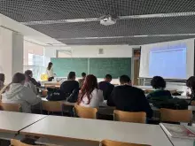 studenci w klasie podczas zajęć