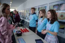 studenci przy stoisku