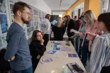 studenci przy stoisku