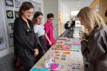 studenci przy stoisku