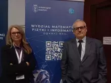 prodziekan Justyna Strankowska i dziekan Marcin Marciniak przy rollupie WMFiI