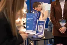 Waldemar Kujawski przy stoisku