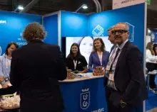 Rektor UG i pracownicy przy stoisku