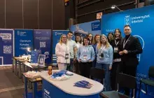 pracownicy UG przy stoisku