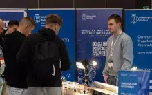 pracownicy UG przy stoisku