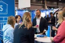 pracownicy UG przy stoisku