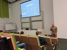 Kmdr Andrzej Godecki prowadzi wykład
