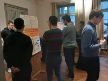 uczestnicy podczas sesji plakatowej