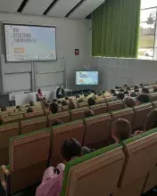 rozmowa jeden na jeden na auli