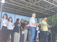 dziekani wręczają nagrody studentom