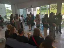 uczestnicy imprezy w holu Instytutu Informatyki
