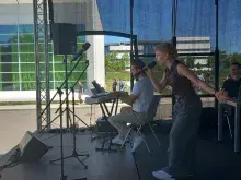 studenci podczas występu muzycznego