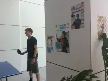 student przy plakatach