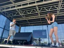 studenci na karaoke