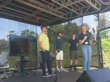 prodziekani Błażej Szepietowski i Justyna Strankowska wręczają nagrody za turnieje sportowe