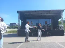 taniec pod sceną