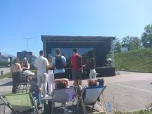 studenci pod sceną