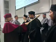 Prorektor wręcza dyplom dr. Sumitowi Rout
