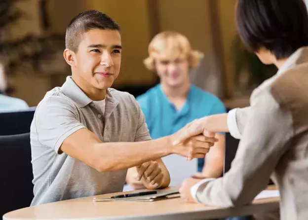 Raport z badania: Pierwszy kontakt studentów z UG