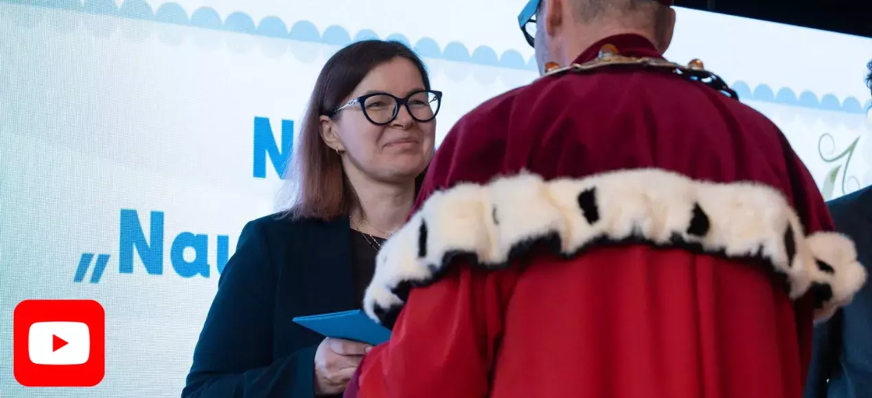 prof. Elżbieta Mrożek otrzymuje nagrodę od Rektora