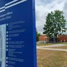 wejście na wydział i drogowskaz